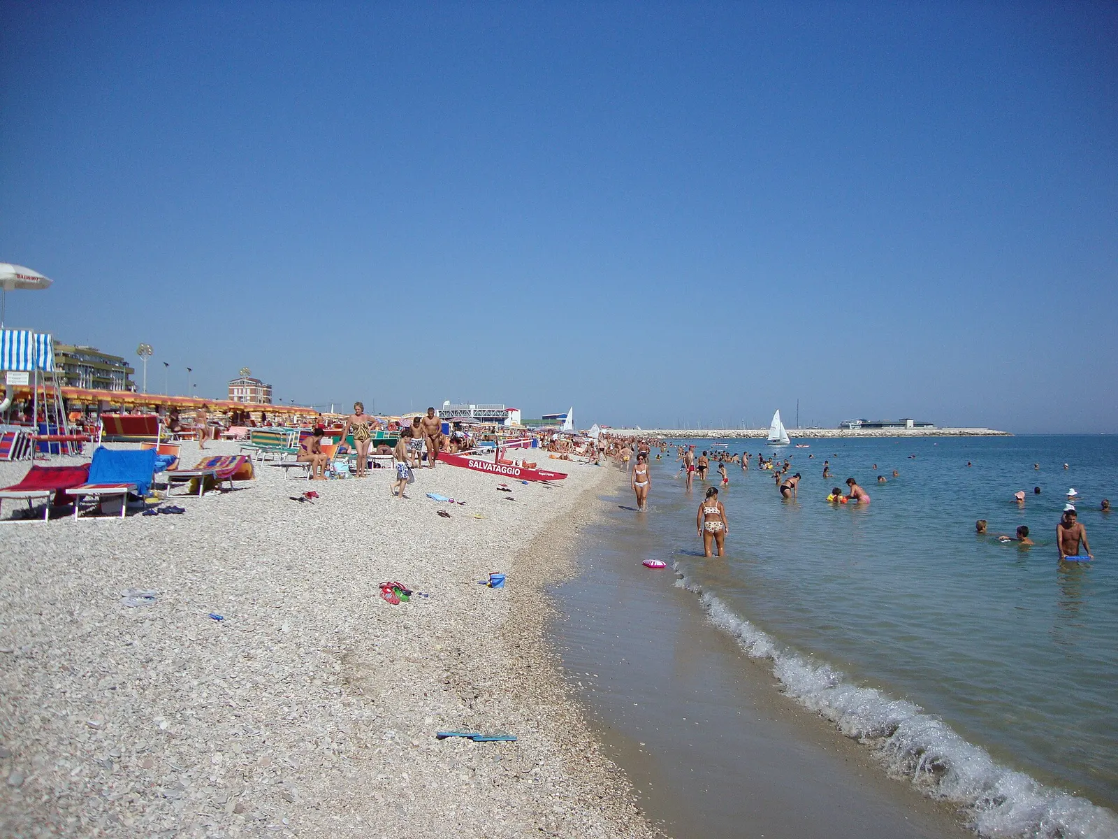 Spiaggia di Torrette di Fano con bagnanti e mare Adriatico lungo la costa marchigiana