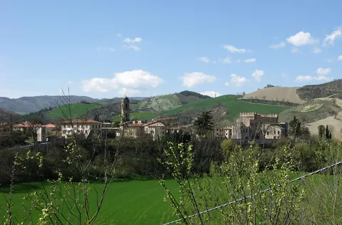 Centro storico di Piandimeleto con castello e campanile tra le verdi colline marchigiane del Montefeltro