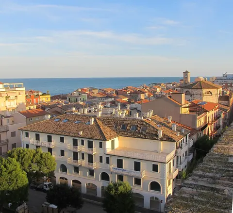 Panorama del centro storico di Porto Recanati con tetti colorati e campanile sul mare Adriatico