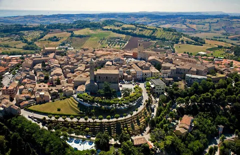 Vista aerea del centro storico di Potenza Picena con colline marchigiane sullo sfondo