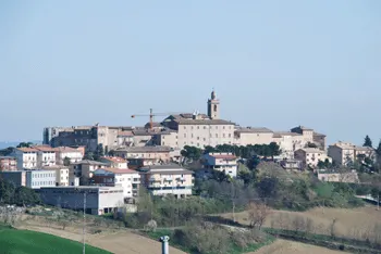 Panorama del borgo collinare di Rapagnano con campanile e case storiche tra i campi marchigiani