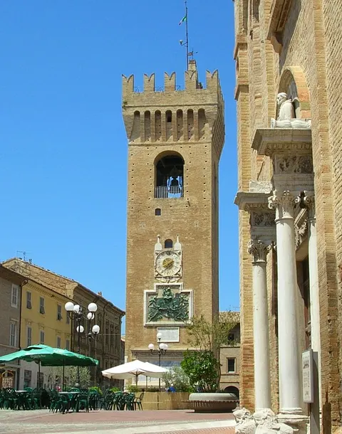 Torre civica medievale e colonne della basilica nel centro storico di Recanati