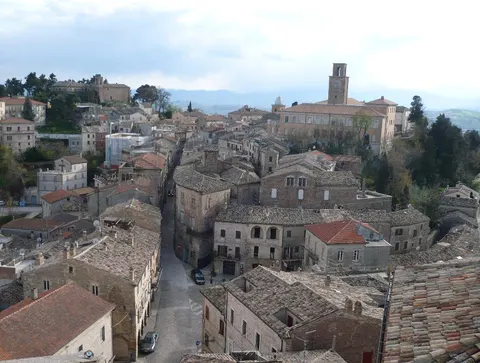 Centro storico di Ripatransone con tetti in cotto e campanile tra le colline marchigiane