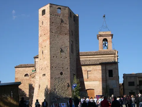 Torre medievale in mattoni e chiesa con campanile nel centro storico di Ripe San Ginesio nelle Marche