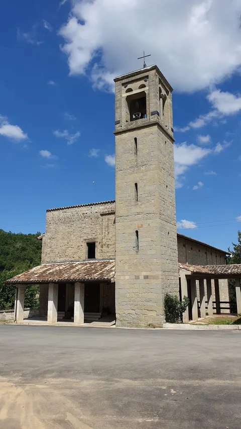 Chiesa in pietra con alto campanile e portico nel borgo medievale di Roccafluvione in provincia di Ascoli Piceno