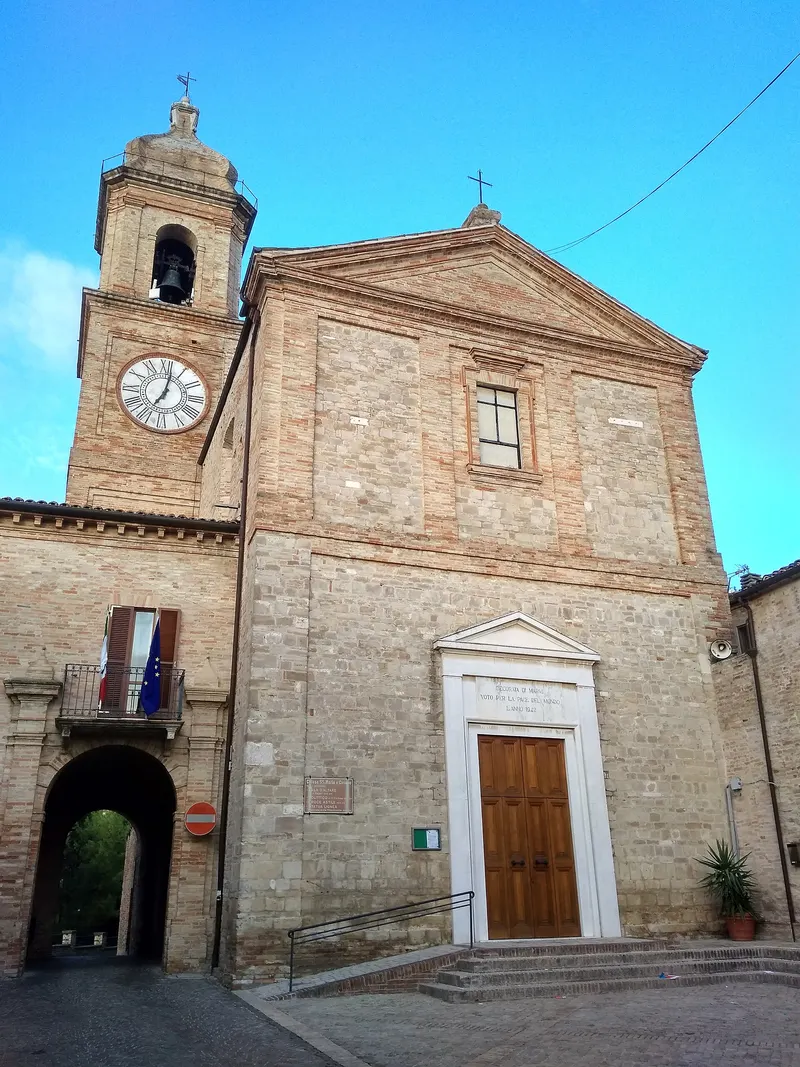 Chiesa in mattoni con campanile e orologio nel centro storico di Altidona in provincia di Fermo