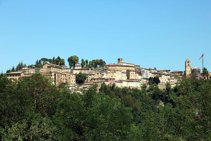 Panorama del centro storico di Amandola tra le colline marchigiane con campanile e edifici in pietra