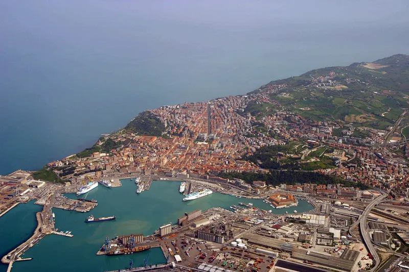 Vista aerea del porto e del centro storico di Ancona affacciati sul mare Adriatico