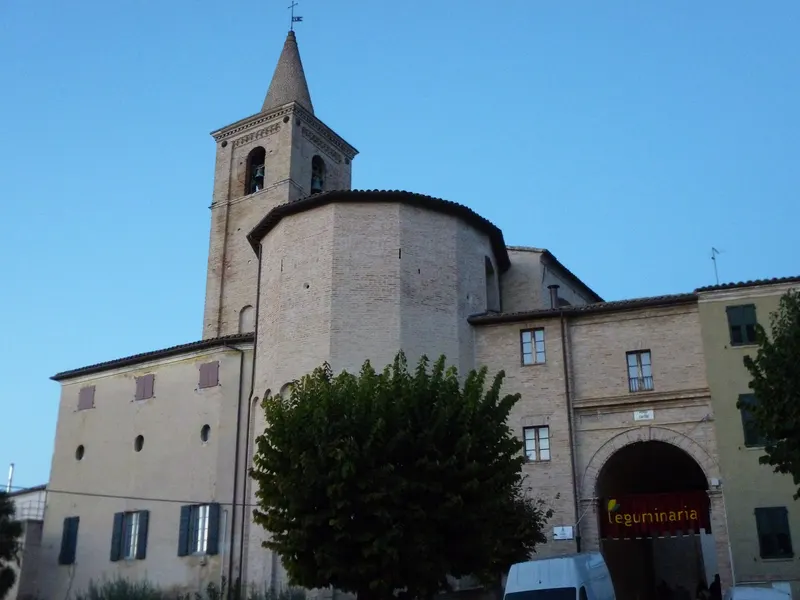 Chiesa con abside romanica e campanile in mattoni nel centro storico di Appignano in provincia di Macerata