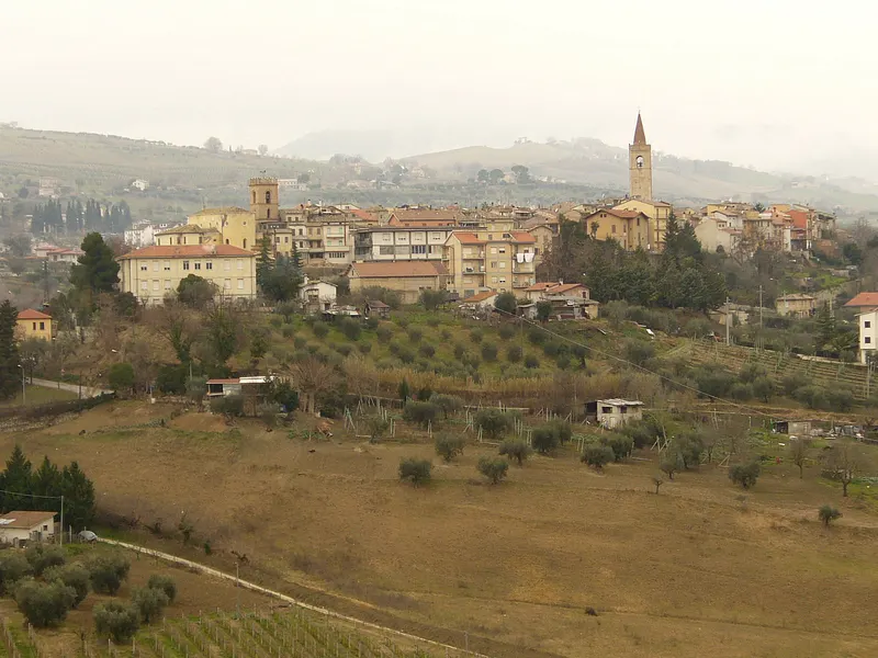Panorama di Appignano del Tronto con campanili e case tra le colline marchigiane della provincia di Ascoli Piceno