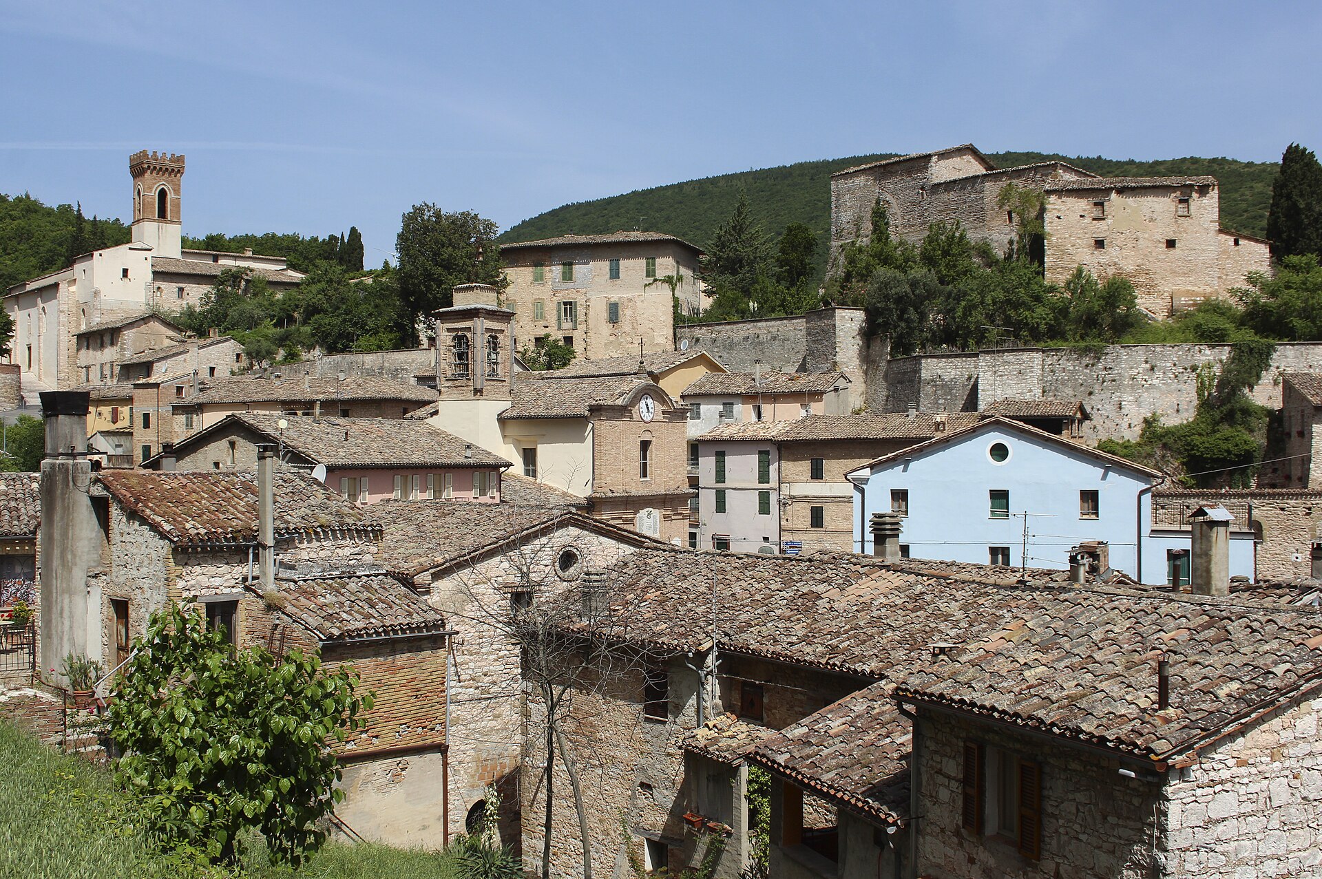 Serrapetrona (MC) – Guida completa: cosa vedere, sapori ed eventi